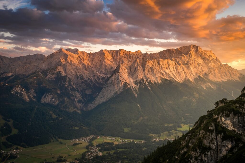 Wettersteingebirge mit Zugspitze im Abendrot über Garmisch-Partenkirchen