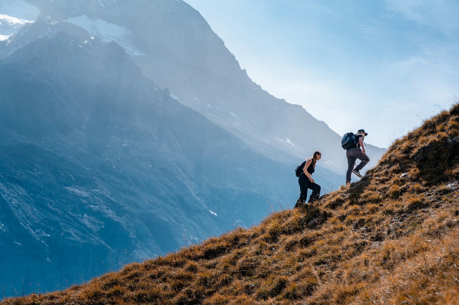 Zwei Wanderer auf einem steilen Bergpfad