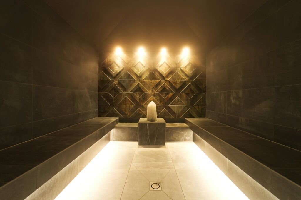Dampfbad mit Kerzenlicht im Spa