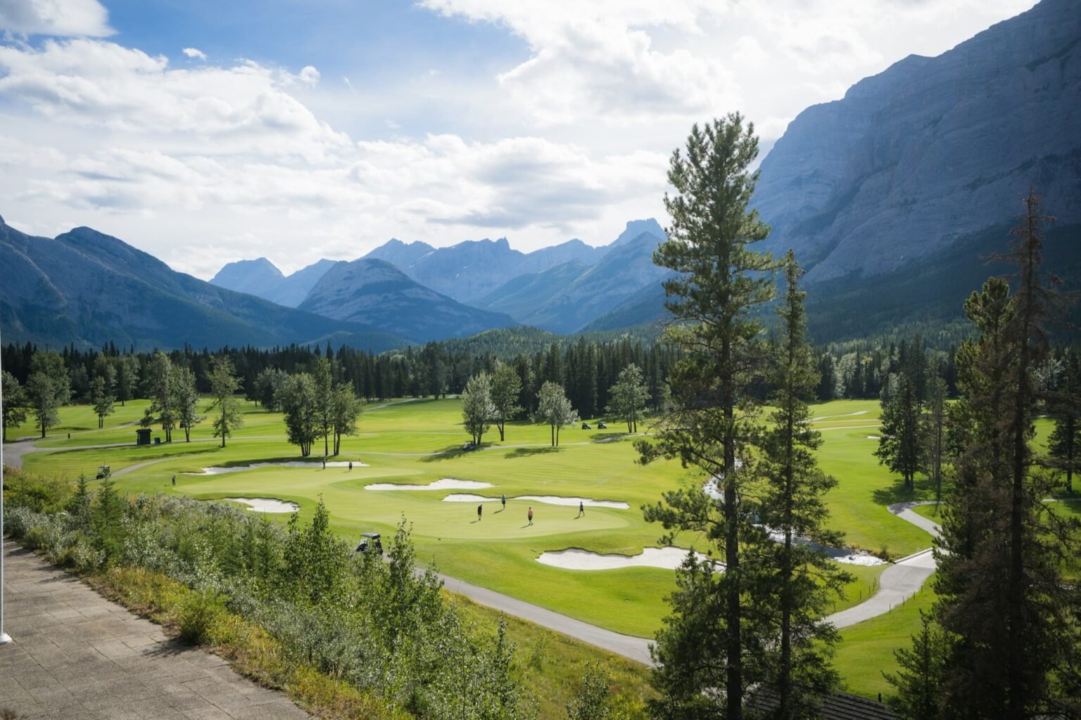 Golfplatz vor Bergkulisse in den Alpen