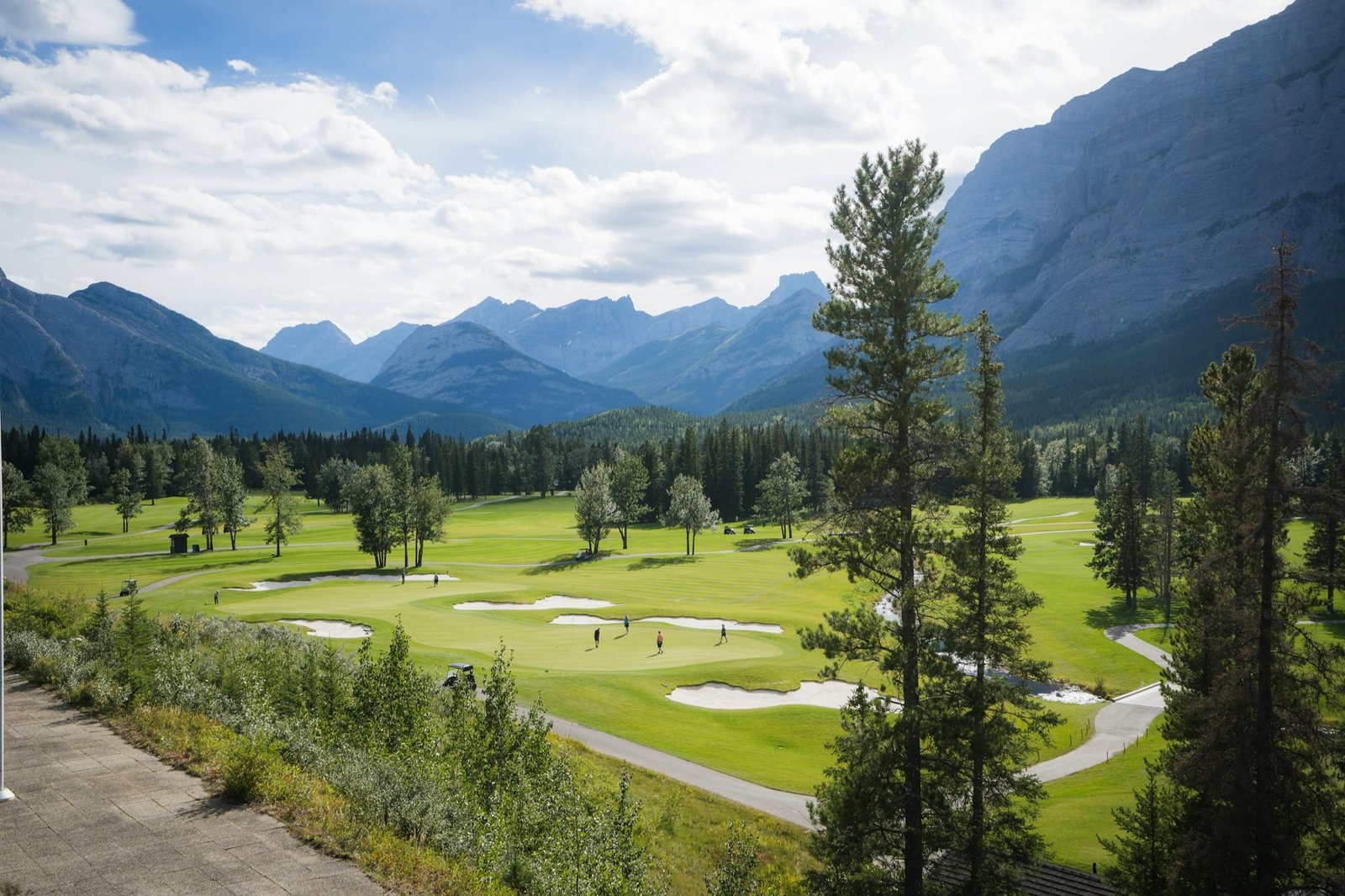Golfplatz vor Bergkulisse in den Alpen