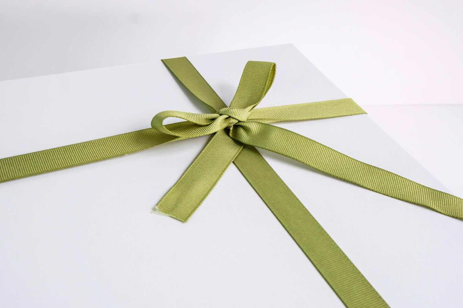 Geschenk mit grüner Schleife als Hotelgutschein
