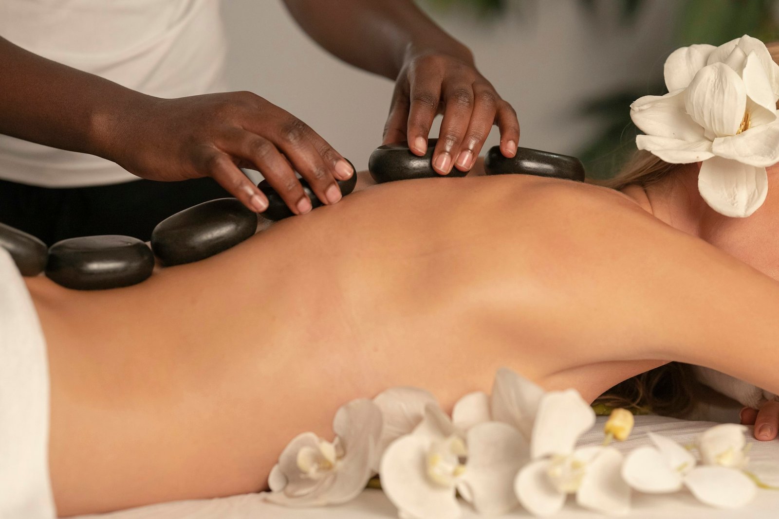 Hot-Stone-Massage mit warmen Basaltsteinen