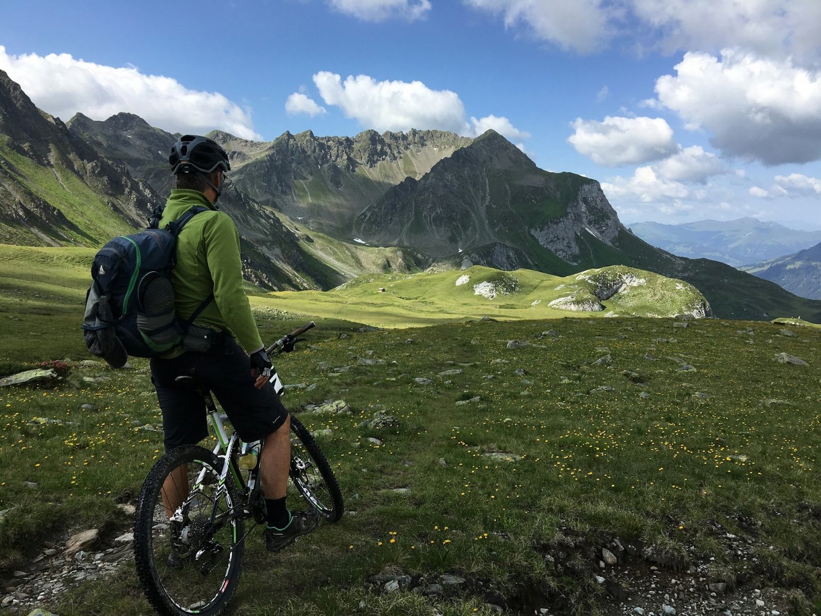 Mountainbiker auf einem Bergweg in den Alpen