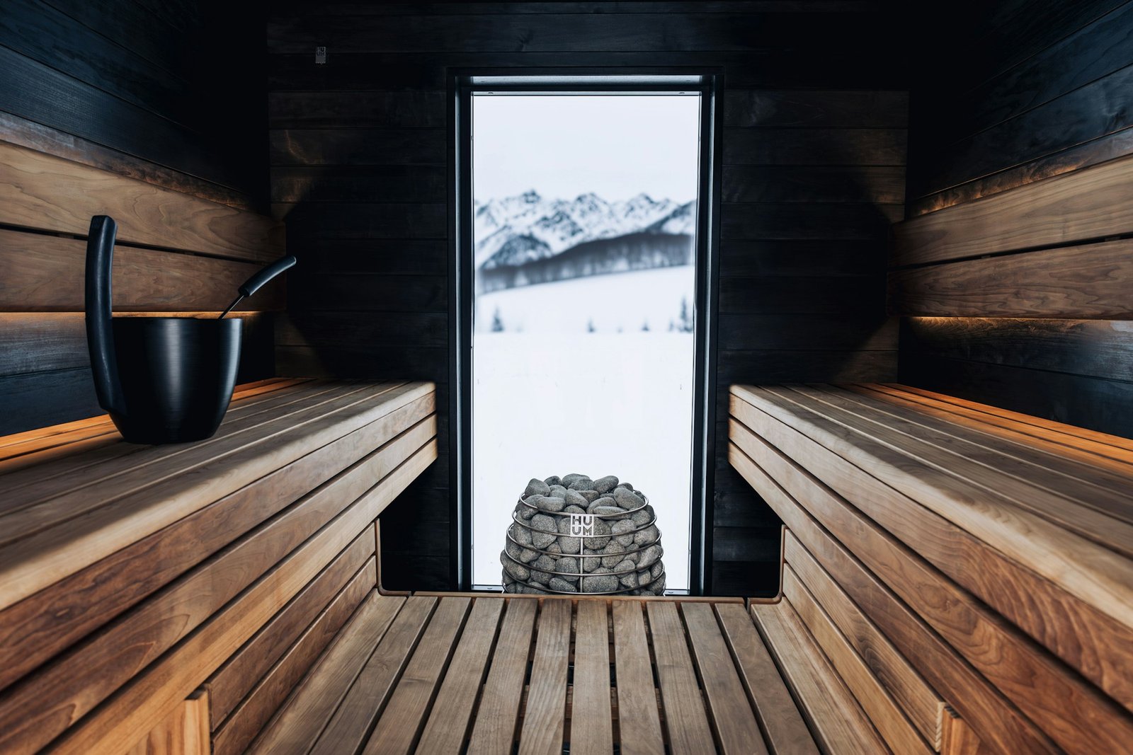 Finnische Sauna mit Panoramafenster und Blick in den Winterwald