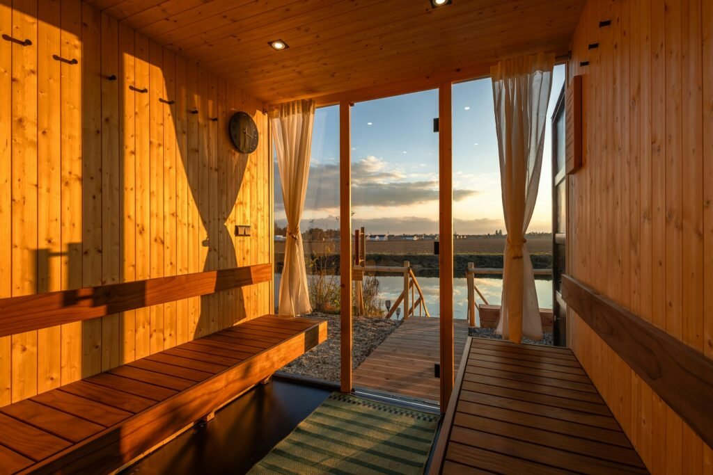 Holzsauna mit Blick aufs Wasser