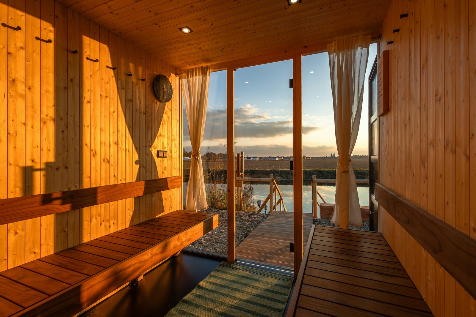 Holzsauna mit Blick aufs Wasser