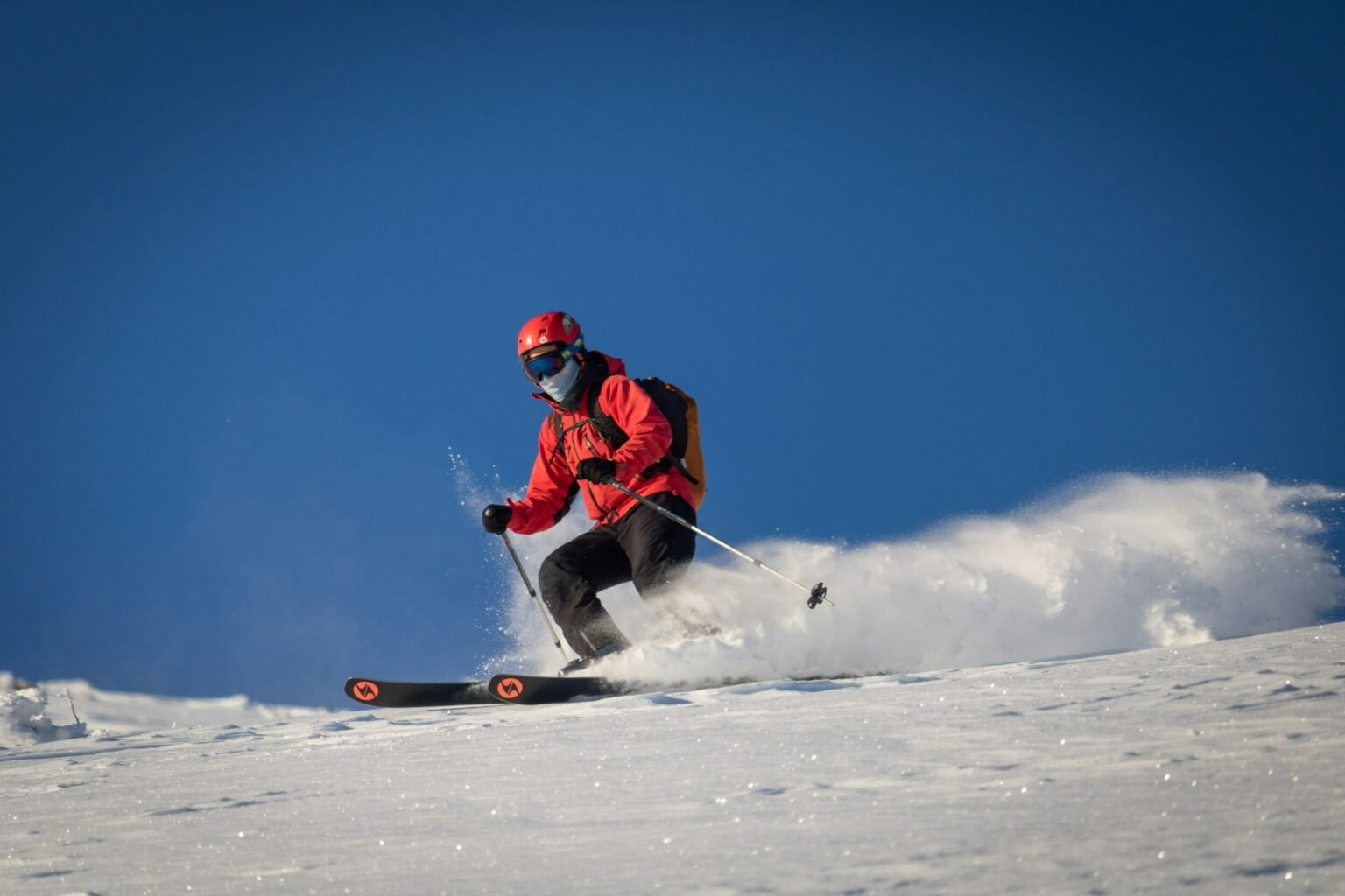 Skifahrer auf einer präparierten Piste